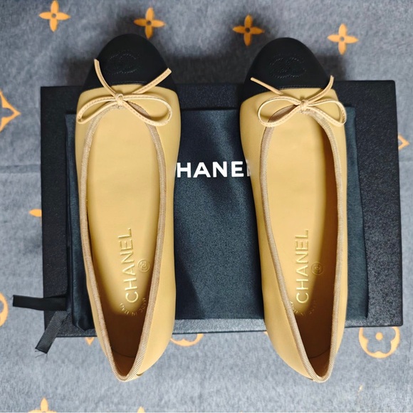 Chanel beige and black two-tone flat shoes classic - Picture 1 of 5
